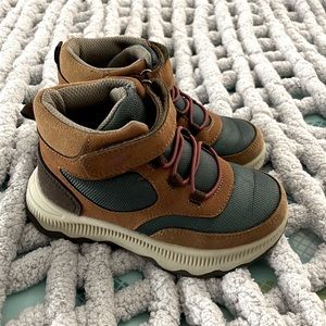 Oshkosh toddler boy boots size 9M only worn once!